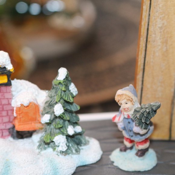 Large pieces CHRISTMAS VILLAGE Figurine Lot People Accessories figures lot #2 - Picture 9 of 9